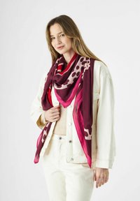 Satin sjaal met een gradient van bordeauxrood en roze met een gevlekt patroon; lichtgewicht, valt soepel en voegt levendige visuele interesse toe.