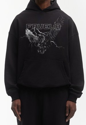 Czarna bluza z kapturem z napisem "FAVELA" oraz grafiką ptaka z rozpostartymi skrzydłami i piorunami w tle.