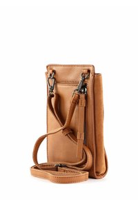 Sac bandoulière en cuir fauve avec accents en daim, doté d'une sangle réglable, de ferrures métalliques et d'une fermeture zippée. Design rectangulaire compact.