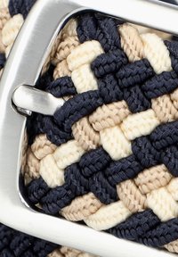 Pleciony pasek z granatowymi, beżowymi i kremowymi nitkami. Posiada srebrną metalową klamrę oraz teksturowany, pleciony wzór.