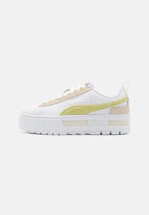 Białe platformowe sneakersy wykonane ze skóry, z jasnoczielonymi i beżowymi akcentami, okrągłym czubkiem, sznurowanym zapięciem oraz teksturowaną boczną panelem.