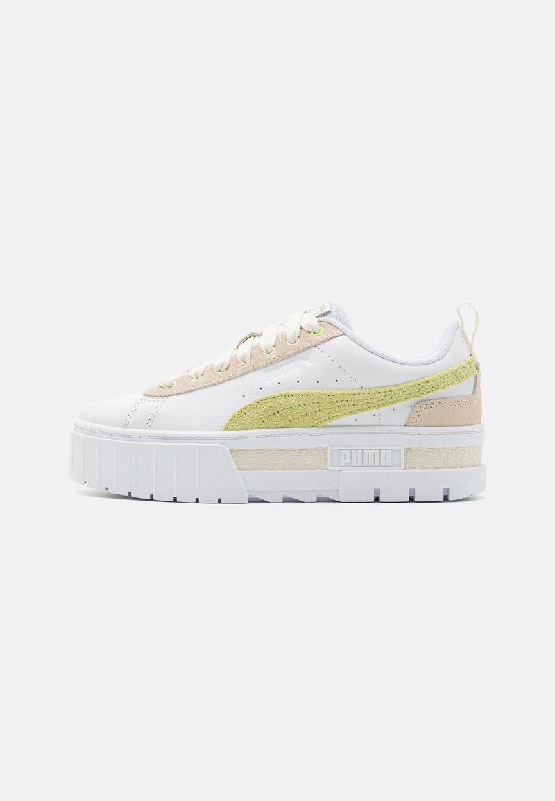 Białe platformowe sneakersy wykonane ze skóry, z jasnoczielonymi i beżowymi akcentami, okrągłym czubkiem, sznurowanym zapięciem oraz teksturowaną boczną panelem.