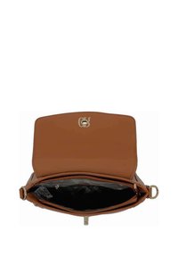 Sac à main en cuir marron avec une finition lisse, un logo doré sur le rabat et un intérieur spacieux comprenant un compartiment zippé.