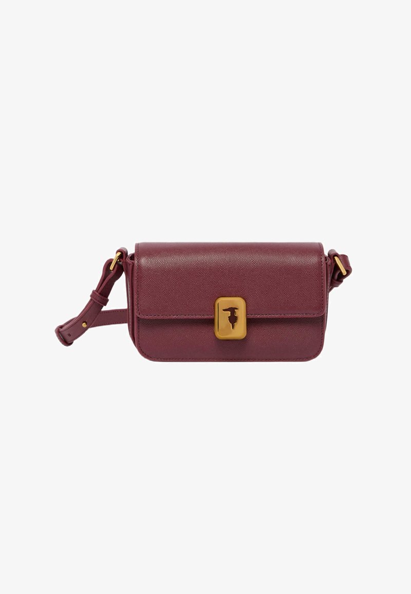 Borsa a tracolla rettangolare in pelle bordeaux con tracolla regolabile e chiusura in tono oro, caratterizzata da un ritaglio a silhouette sul flap anteriore.
