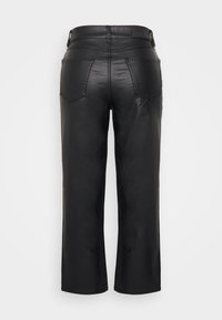 Pantalons en faux cuir noir au design droit, équipés de deux poches arrière et de détails de couture visibles. Texture lisse et coupe structurée.