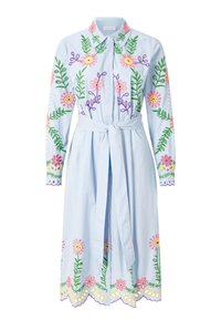 Abito camicia in cotone blu con maniche lunghe, ricami floreali in rosa, giallo e verde, e vita con lacci. Dettaglio particolare con orlo a scallop.