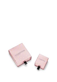 Två rosa presentaskar med guldprickar. Den större lådan har en svart dragflik och en präglad logotyp, medan den mindre är dekorera på liknande sätt.