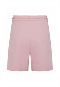 Ljusrosa shorts med en slät textur, med rak skärning, två bakfickor och bälteshål i midjan. Ren, minimalistisk design.