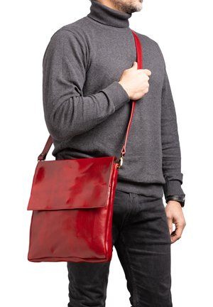 Chiara Ferretti, Schoudertas - red