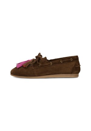 Brauner Veloursleder-Mokassin mit Schnürung vorne und pinken Quasten-Akzenten, mit flacher Gummisohle und seitlichen Schnürdetails.