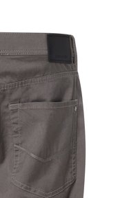 Pantaloni in tessuto grigio con una finitura testurizzata, dotati di un'etichetta nera sulla vita e una tasca posteriore con dettagli di cucitura discreti.