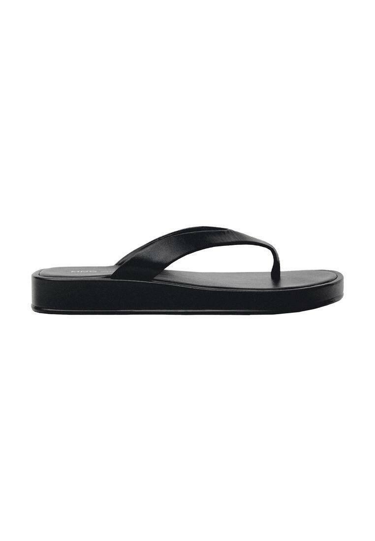 Černá plážová obuv s plochou podrážkou, hladkým gumovým páskem a minimalistickým designem. Lehká s elegantním tvarem.