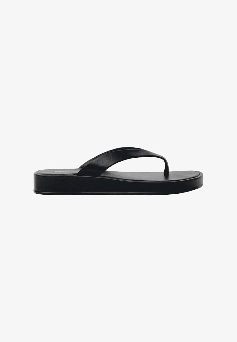 Chancla negra con suela plana, tirante de goma suave y diseño minimalista. Ligera y con una forma aerodinámica.