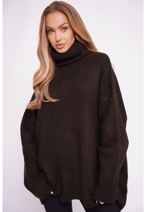 Przestronny brązowy sweter z golfem, wykonany z fakturowanej dzianiny, z opadającymi ramionami i szerokimi rękawami, zaprojektowany z myślą o komforcie.