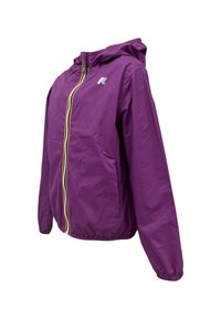 Giacca leggera viola con cappuccio, cerniera frontale completa e polsini elasticizzati. Presenta un logo sulla parte superiore sinistra e una texture liscia.