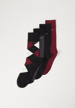 Set von vier Socken mit einem rot-schwarzen Argyle-Muster, einfarbig schwarz, gestreift grau und einfarbig burgunderrot, mit verstärkten Bündchen.