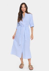 Gestreiftes Midikleid in Hellblau und Weiß, mit Knopfleiste vorne, tailliertem Gürtel, hochrollbaren Ärmeln, seitlichem Schlitz und weichem Stoff.