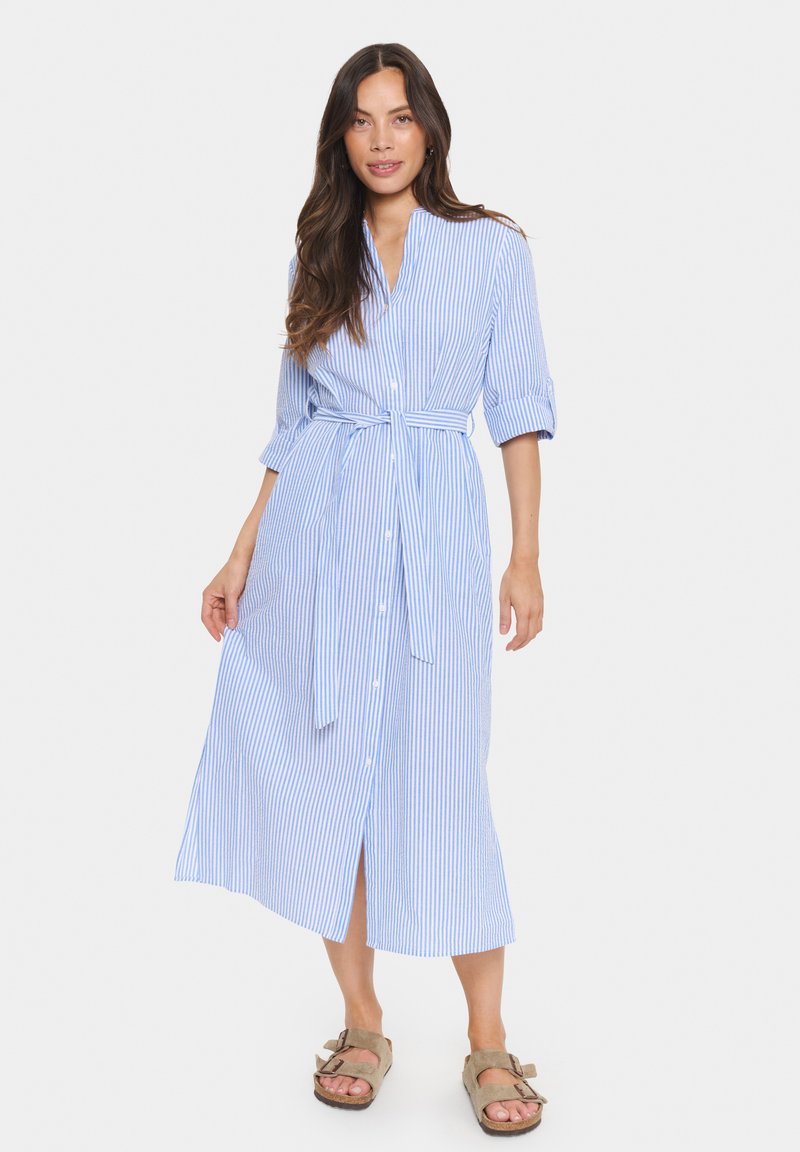 Gestreiftes Midikleid in Hellblau und Weiß, mit Knopfleiste vorne, tailliertem Gürtel, hochrollbaren Ärmeln, seitlichem Schlitz und weichem Stoff.