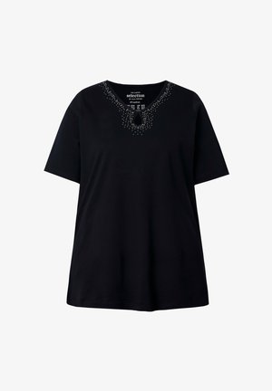 Chemise noire à manches courtes avec un col rond, ornée de petits clous argentés et d'une découpe en forme de goutte au centre devant.
