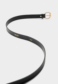Zwarte leren riem met reliëflogo-patroon, gouden metalen gesp en een gladde textuur. Één maat aangegeven aan de binnenzijde.