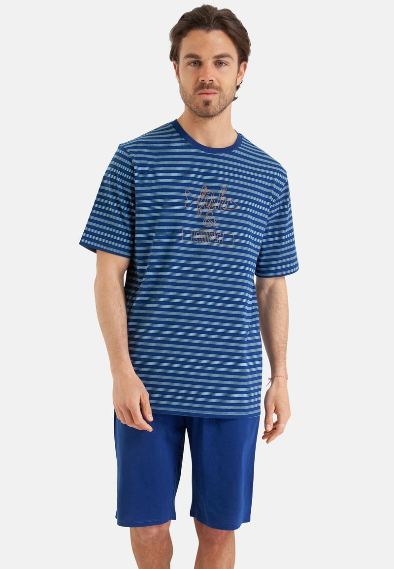 T-shirt à rayures bleu marine et bleues à manches courtes avec un col rond et des accents bleu clair, assortie à un short bleu uni.