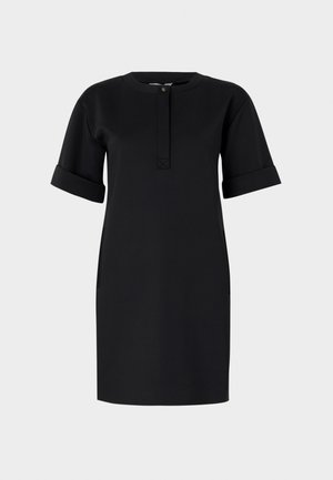 Fekete ruha sima anyagból. Kerek nyakkivágással, rövid hajtogatott ujjal, gombos záródással és oldalsó zsebekkel rendelkezik. Egyszerű dizájn.