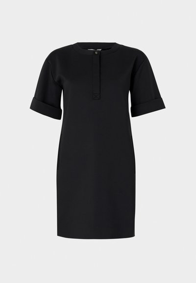 Fekete ruha sima anyagból. Kerek nyakkivágással, rövid hajtogatott ujjal, gombos záródással és oldalsó zsebekkel rendelkezik. Egyszerű dizájn.