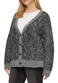 Grijze cardigan gemaakt van zacht materiaal met een gestructureerde, patroon voorkant en zwarte knopen. Heeft een diepe V-hals en geribde manchetten.