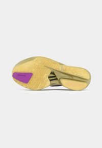 Semelle de chaussure avec un design en caoutchouc flexible, présentant une surface texturée jaune, des accents violets et un motif en creux pour l'adhérence.