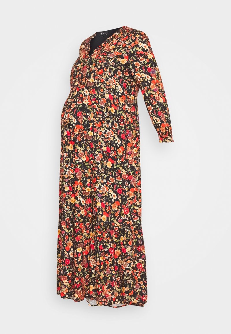 Černé květinové těhotenské šaty s dlouhými rukávy, výstřihem do V a vrstevnatou sukní, zdobené vzory červených, oranžových a žlutých květin.