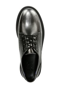 Scarpa da uomo in pelle nera con finitura lucida, caratterizzata da lacci, dettagli perforati e una forma della punta arrotondata. Suola in gomma testurizzata.