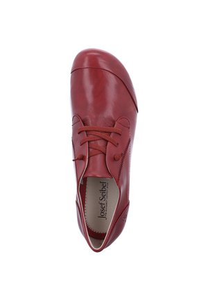 Rdeča usnjena čevlja s zaobljenim nosom, vezalnim dizajnom, šiviljskimi detajli in gladkim zaključkom. Logotip je viden na notranji strani čevlja.