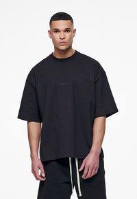 Pegador LOGO BOXY TEE - Pamata T-krekls - black gum