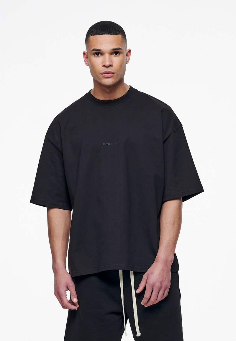 Pegador LOGO BOXY TEE - Pamata T-krekls - black gum