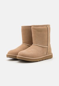 UGG CLASSIC II UNISEX - Klassikalised poolsaapad - sand