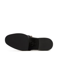 Semelle plate noire d'une chaussure en cuir noir formelle pour hommes vue de dessous, montrant le logo de la marque et la taille 39 embossés sur la semelle.