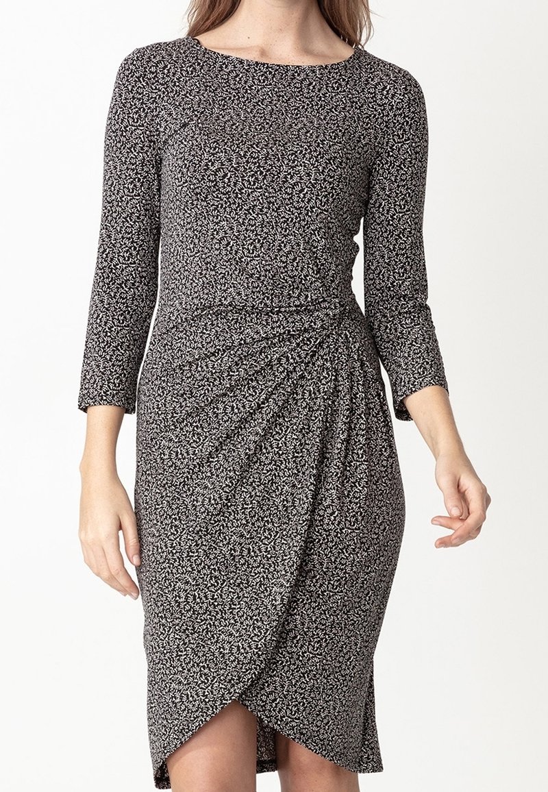 Czarna i biała sukienka w wzory z rękawami 3/4, wycięciem w serek i skręconym detalem w talii, z długością do kolan.