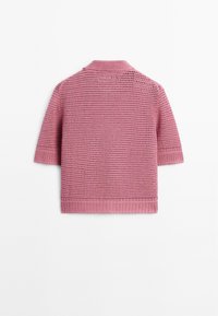 Kurzärmliges, rosa gestricktes Oberteil mit strukturiertem, offenem Gewebemuster und geripptem Kragen sowie Saum, mit einer lockeren Passform.