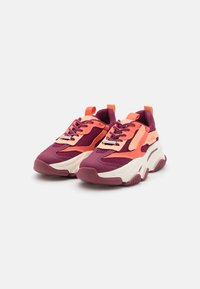 Chunky sneakers med en blanding af dyb lilla, pink og orange materialer, med mesh-paneler og en tofarvet gummisål.