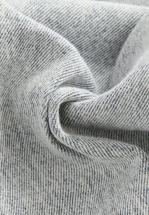 Tissu en mélange de coton avec un fin motif rayé bleu sur un fond gris clair, présentant une texture douce et une chute fluide.