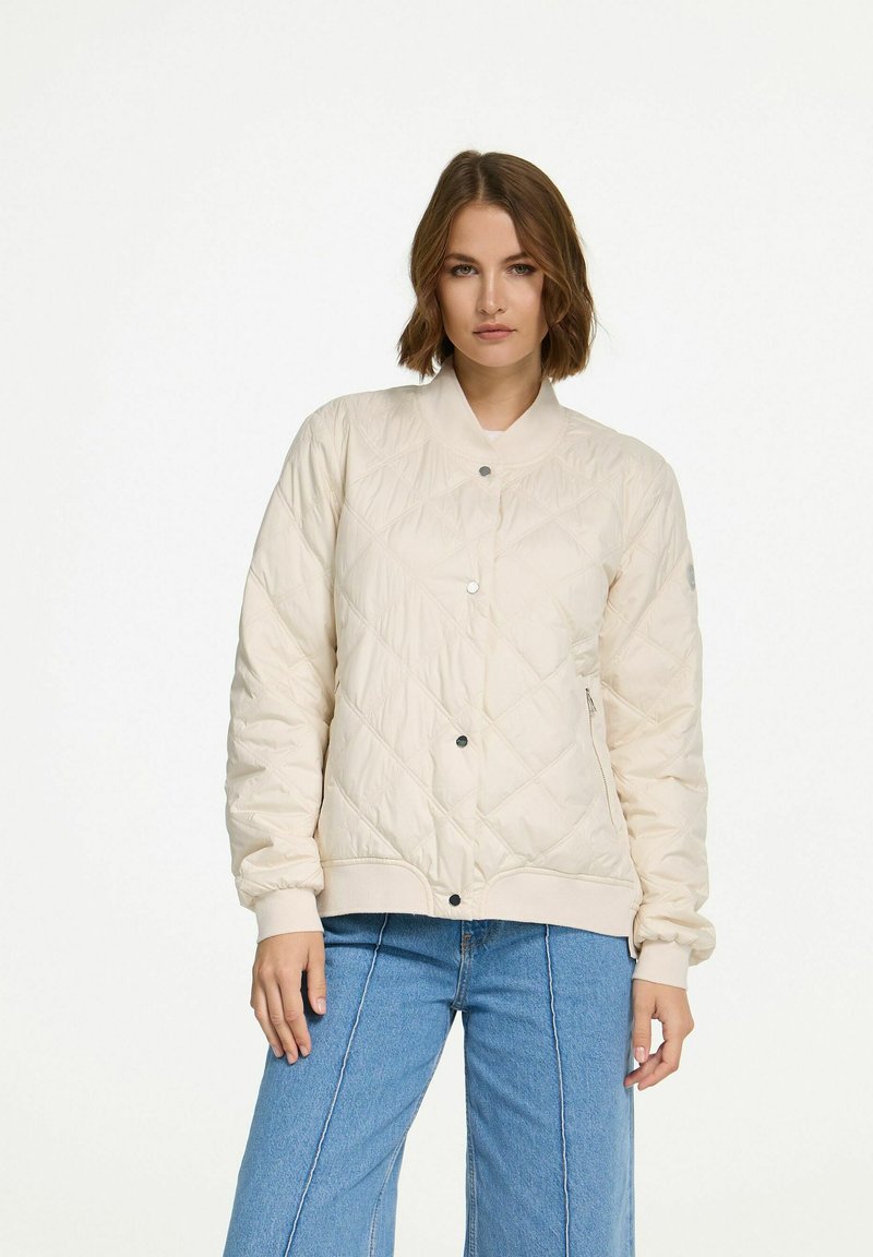 Beige gewatteerde bomberjack met diamantpatroon, drukknoopsluiting, ribgebreide manchetten en zoom, met ritszakken en een zachte, gladde textuur.