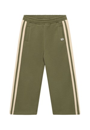 Olijfgroene sweatpants met brede pijpen, elastische tailleband, zijzakken en twee beige strepen die langs elke pijp lopen.
