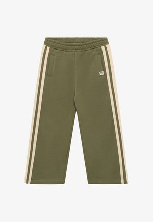 Olijfgroene sweatpants met brede pijpen, elastische tailleband, zijzakken en twee beige strepen die langs elke pijp lopen.