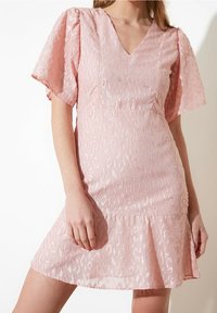 Trendyol Cocktailklänning - pink