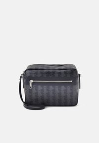 Borsa a tracolla nera con un motivo geometrico testurizzato, cinturino regolabile, tasca frontale con zip e una finitura liscia.