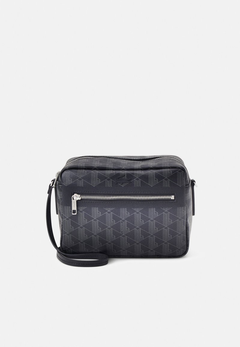 Borsa a tracolla nera con un motivo geometrico testurizzato, cinturino regolabile, tasca frontale con zip e una finitura liscia.