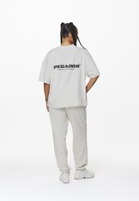 Pegador ARENDAL LOGO HEAVY OVERSIZED TEE - Camiseta estampada - washed salty cream