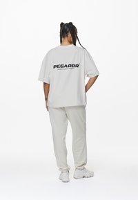 Pegador - ARENDAL LOGO HEAVY OVERSIZED TEE - T-shirt med print - washed salty cream Miniatyrbild 1