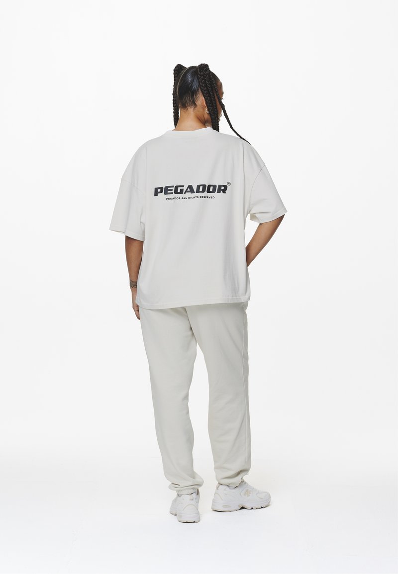Pegador ARENDAL LOGO HEAVY OVERSIZED TEE - Camiseta estampada - washed salty cream