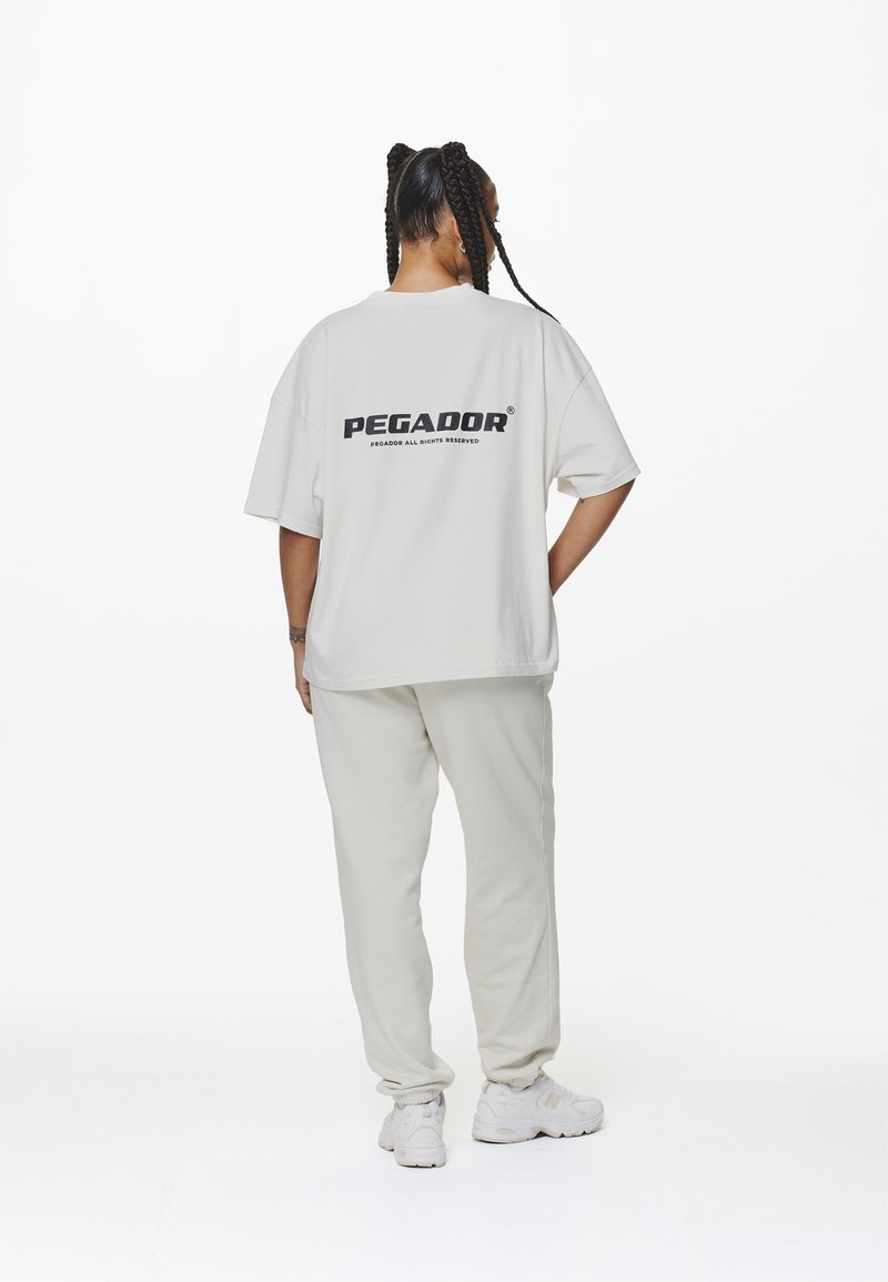 Pegador - ARENDAL LOGO HEAVY OVERSIZED TEE - T-shirt med print - washed salty cream, Förstora